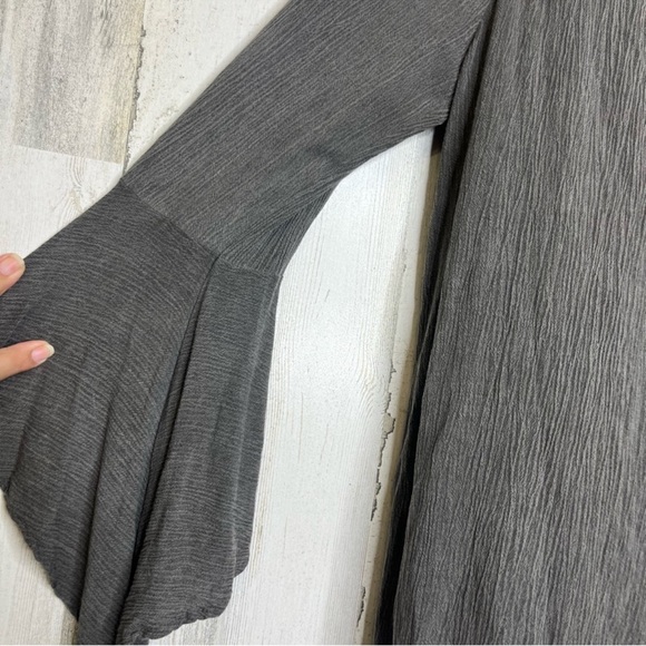 Giddy Up Glamour Womens Gray Flowy Bell Sleeve Crinkle Peasant Top Size Medium - Picture 4 of 11